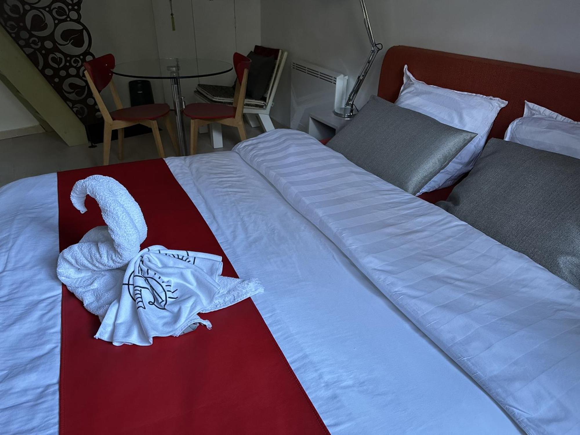48 Urban Suites Dun-le-Palestel 部屋 写真